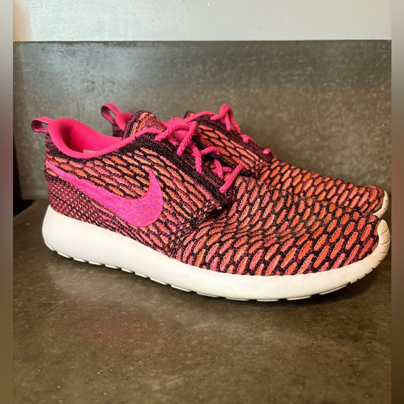 Nike Rosherun Flyknit Vivid Pink And Black Size Women’s 9 Running Shoes - Picture 2 of 14